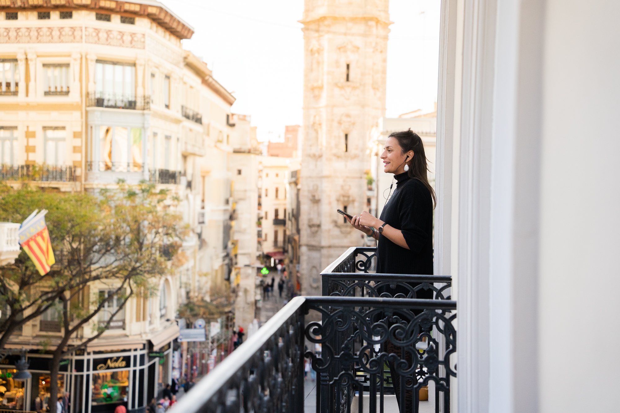 An advisor on the phone on the balcony of the Valencia agency