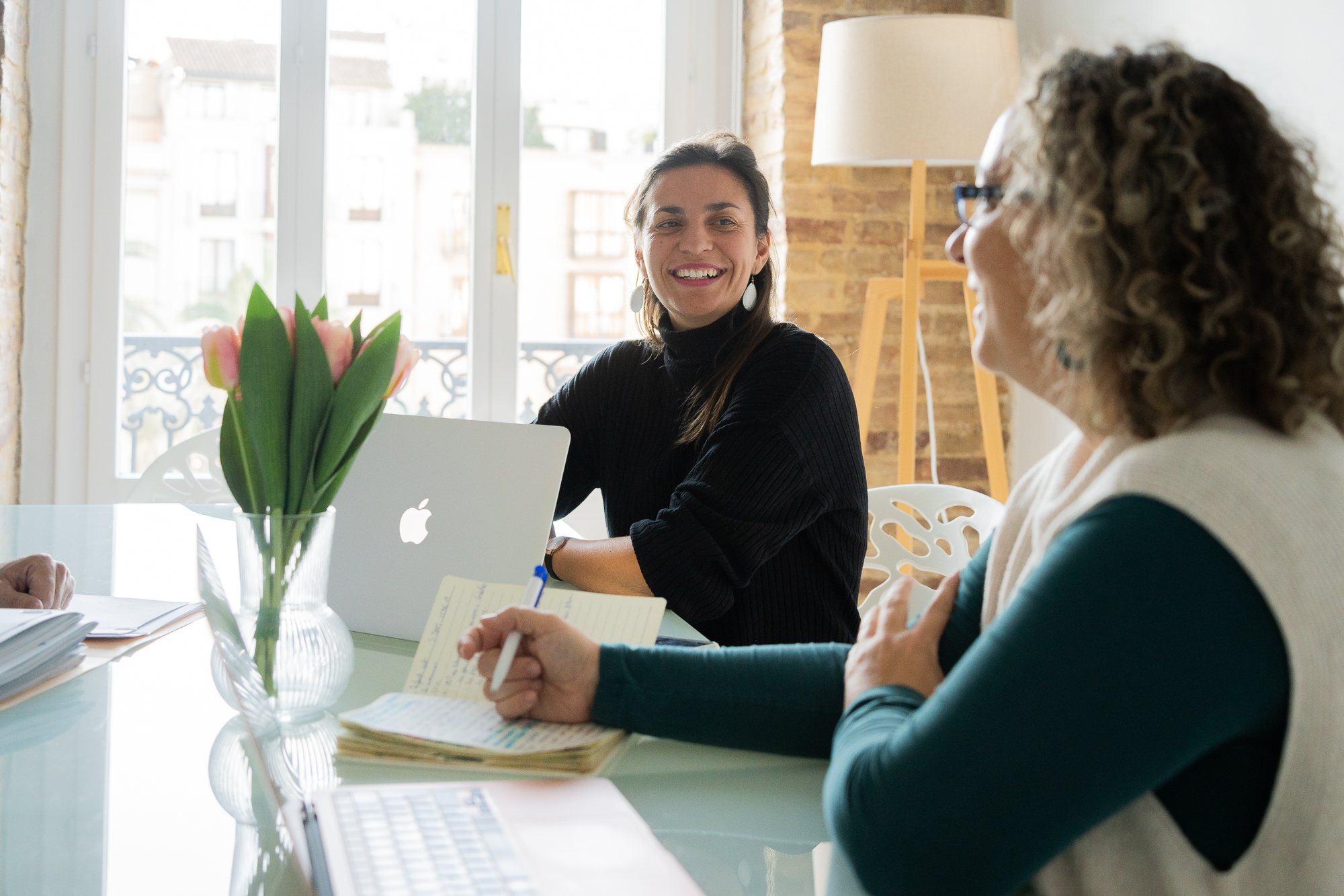 Conversación entre compañeras en la oficina