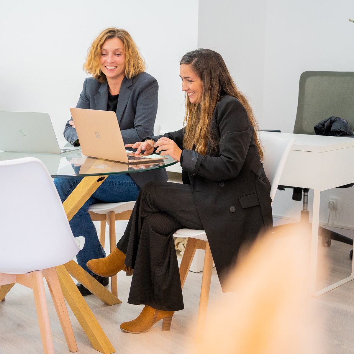 Dos asesoras trabajando juntas en la oficina