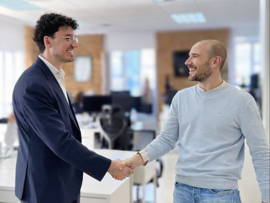 Un conseiller serre la main d'un client au bureau